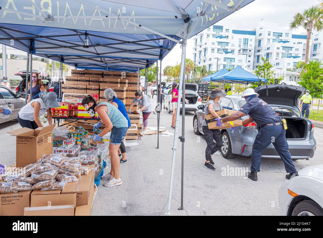 Miami Beach Florida,North Beach,voitures automobiles véhicules,file d'attente,Farm Share FarmShare.com,food distribution donation événement,chômage financier Banque D'Images