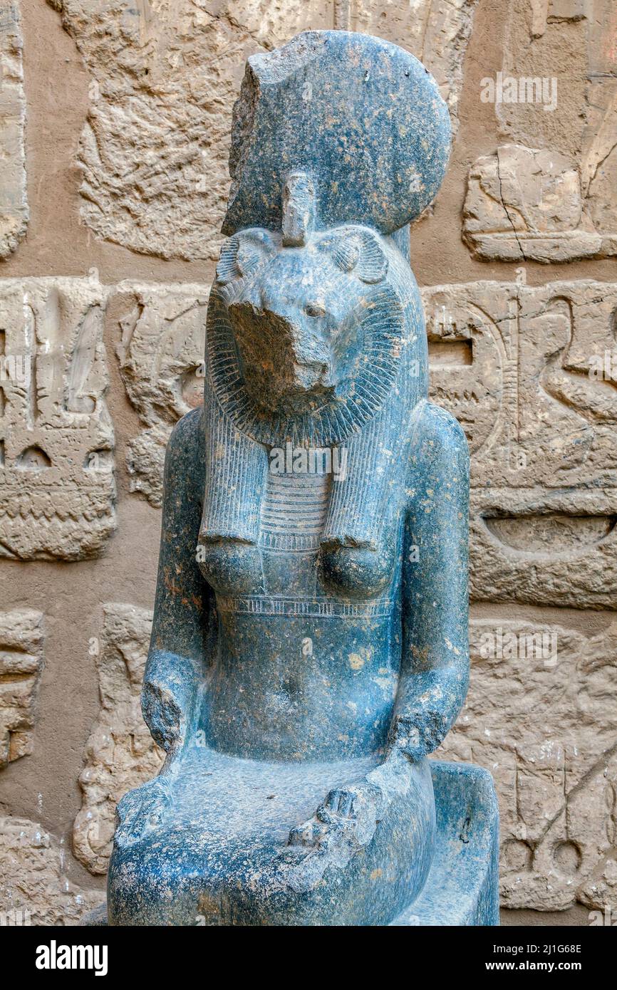 Statue de la déesse à tête de lion Sekhmet dans le temple mortuaire de Ramesses III, Medinet Habu Banque D'Images