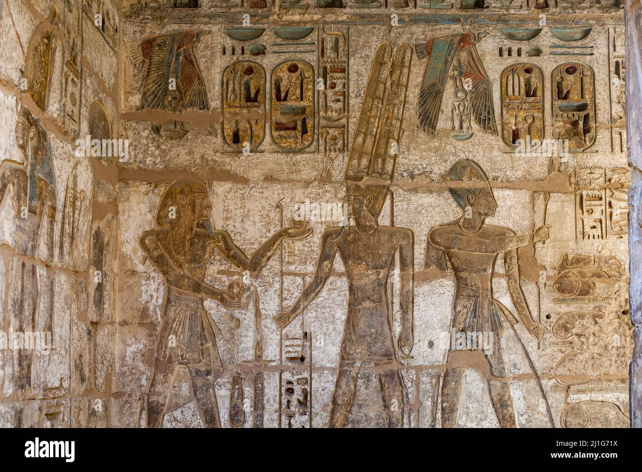 Sculpture murale du pharaon Ramesses III faisant une offrande au dieu Amun-Ra dans le Temple mortuaire de Medinet Habu Banque D'Images