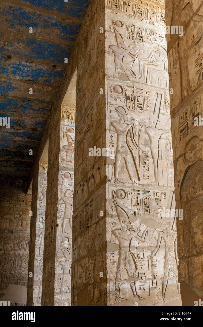 Colonnes carrées sculptées représentant Ramesses III et le dieu Amun-Ra, Medinet Habu Banque D'Images