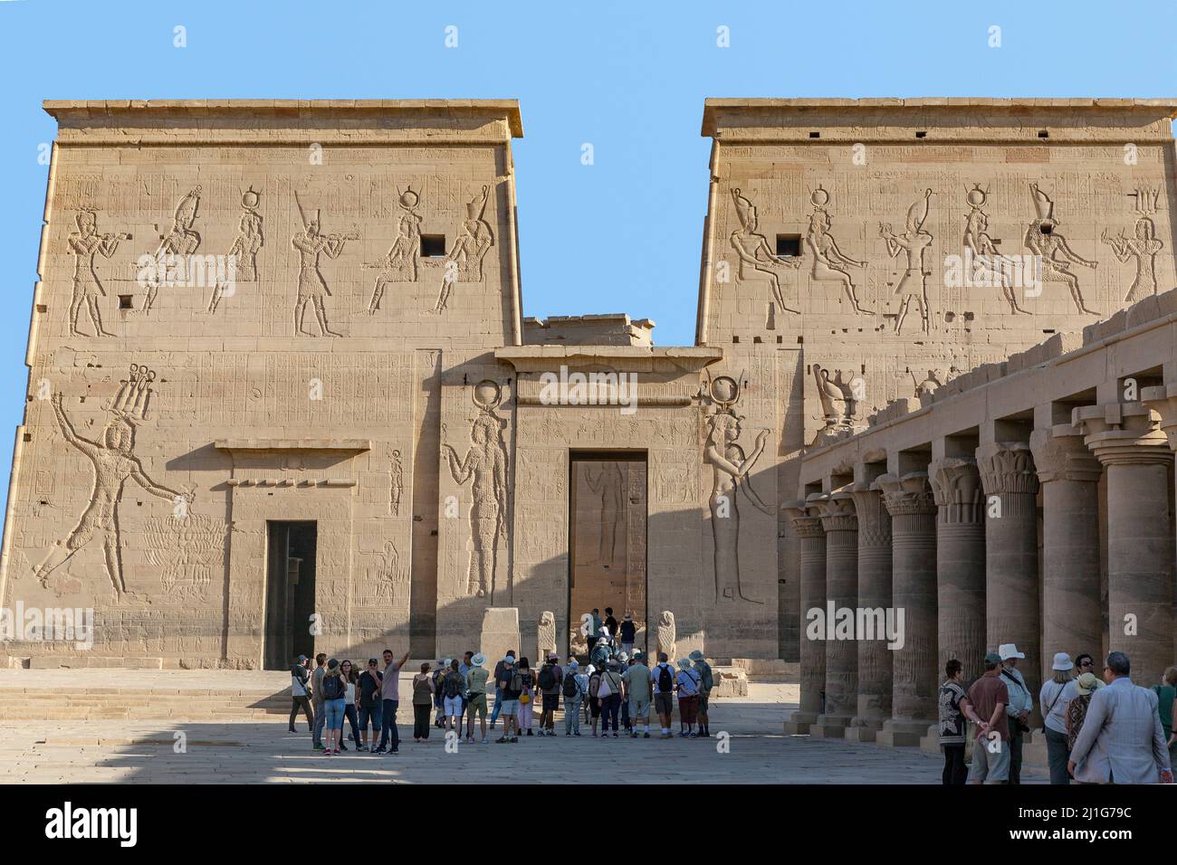 Colonnade et premier pylône du Temple d'Isis à philae Banque D'Images