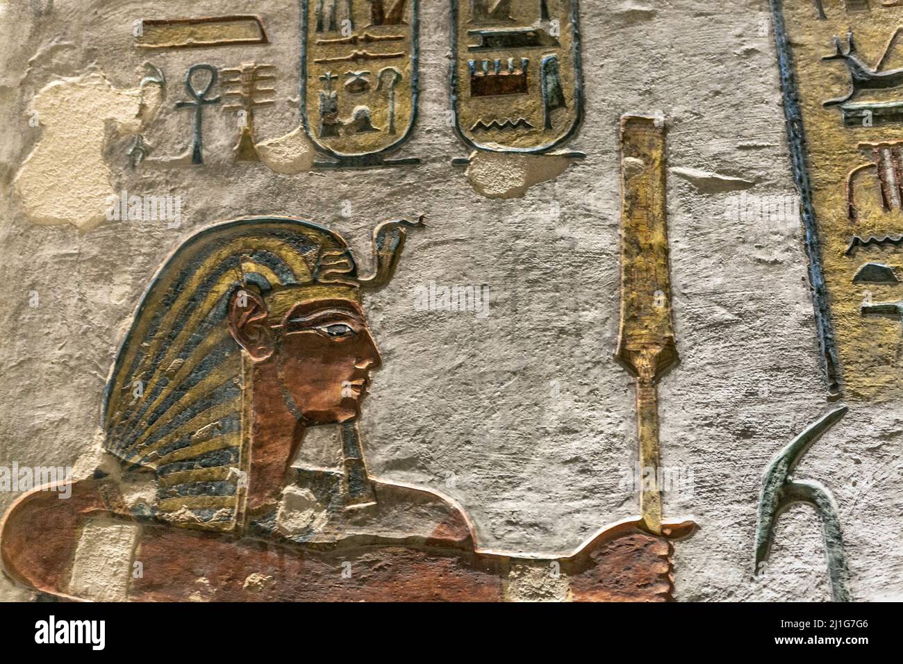 Profil de Ramsès III faire des offrandes à Osiris et Anubis dans le tombeau de Ramsès III, KV11, la Vallée des Rois Banque D'Images