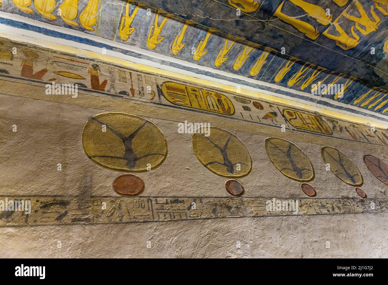 Symboles étranges liés au voyage de Ra dans la tombe de Ramsès IX, KV6, dans la vallée des Rois Banque D'Images