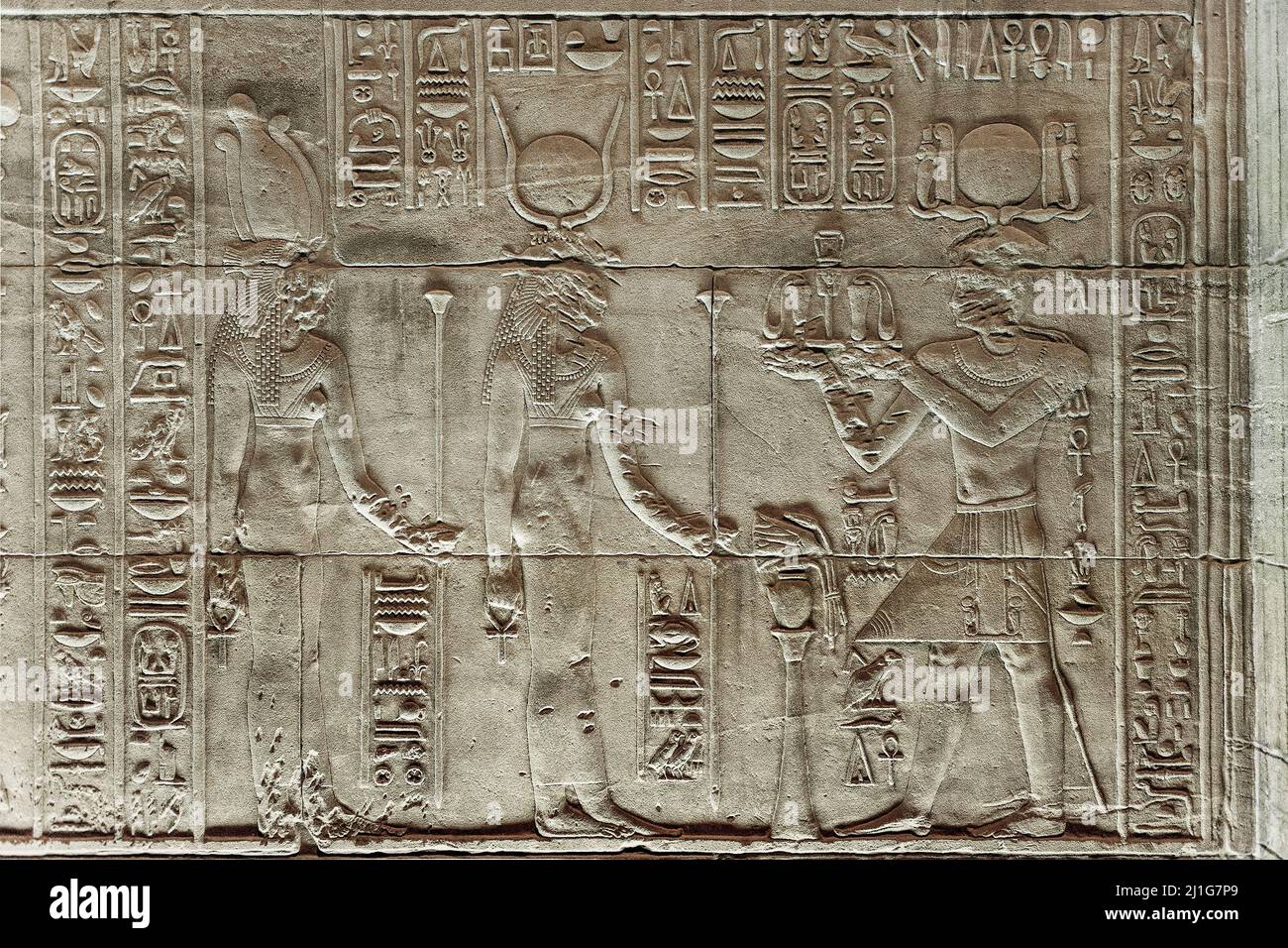 Un pharaon ptoléméen faisant une offrande aux déesses Isis et Hathor dans le Temple d'Isis à philae Banque D'Images