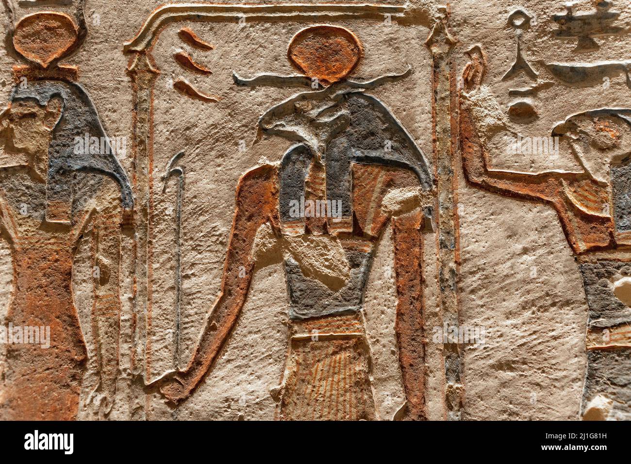 Illustration de bas-relief peinte de la déité à tête de bélier Khnum dans le tombeau de Ramesses III, KV11, la vallée des Rois Banque D'Images