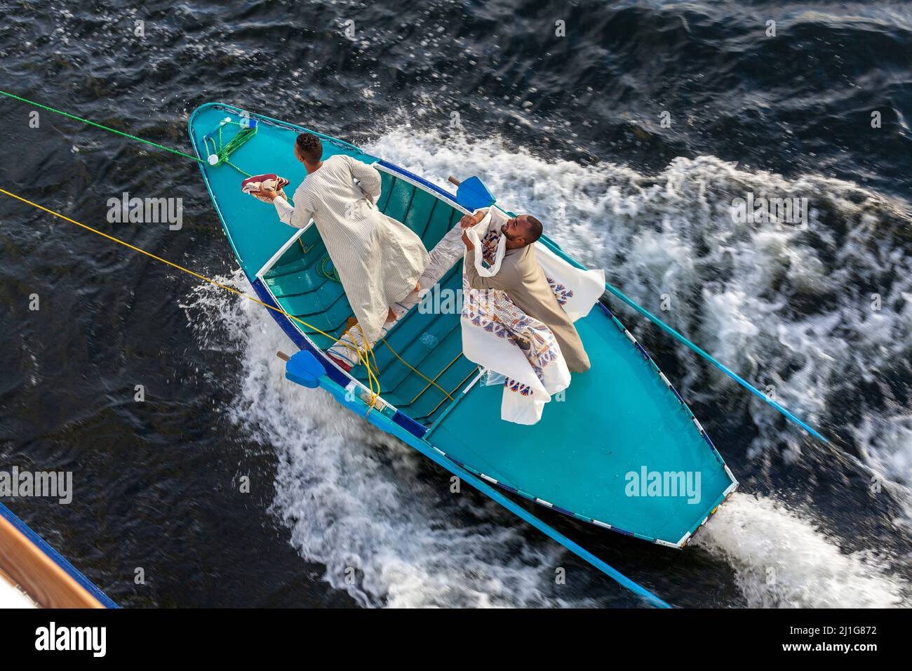 Les commerçants locaux se plaisent sur leurs marchandises à partir d'un bateau attaché à un bateau de croisière sur le Nil Banque D'Images