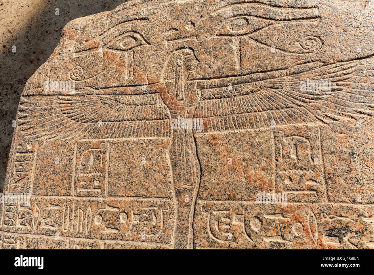 Sculpture de la déesse Isis avec des ailes étirées, Memphis, Égypte Banque D'Images