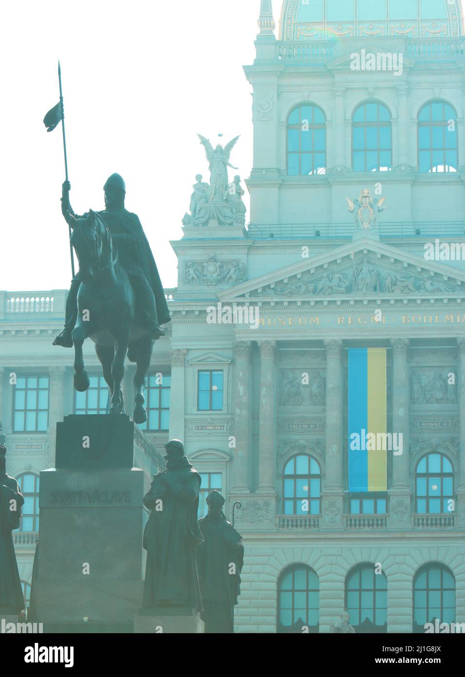 Le drapeau ukrainien au Musée national de la République tchèque à Prague, en Europe, en tant que symbole de solidarité. 25,3.2022. Banque D'Images