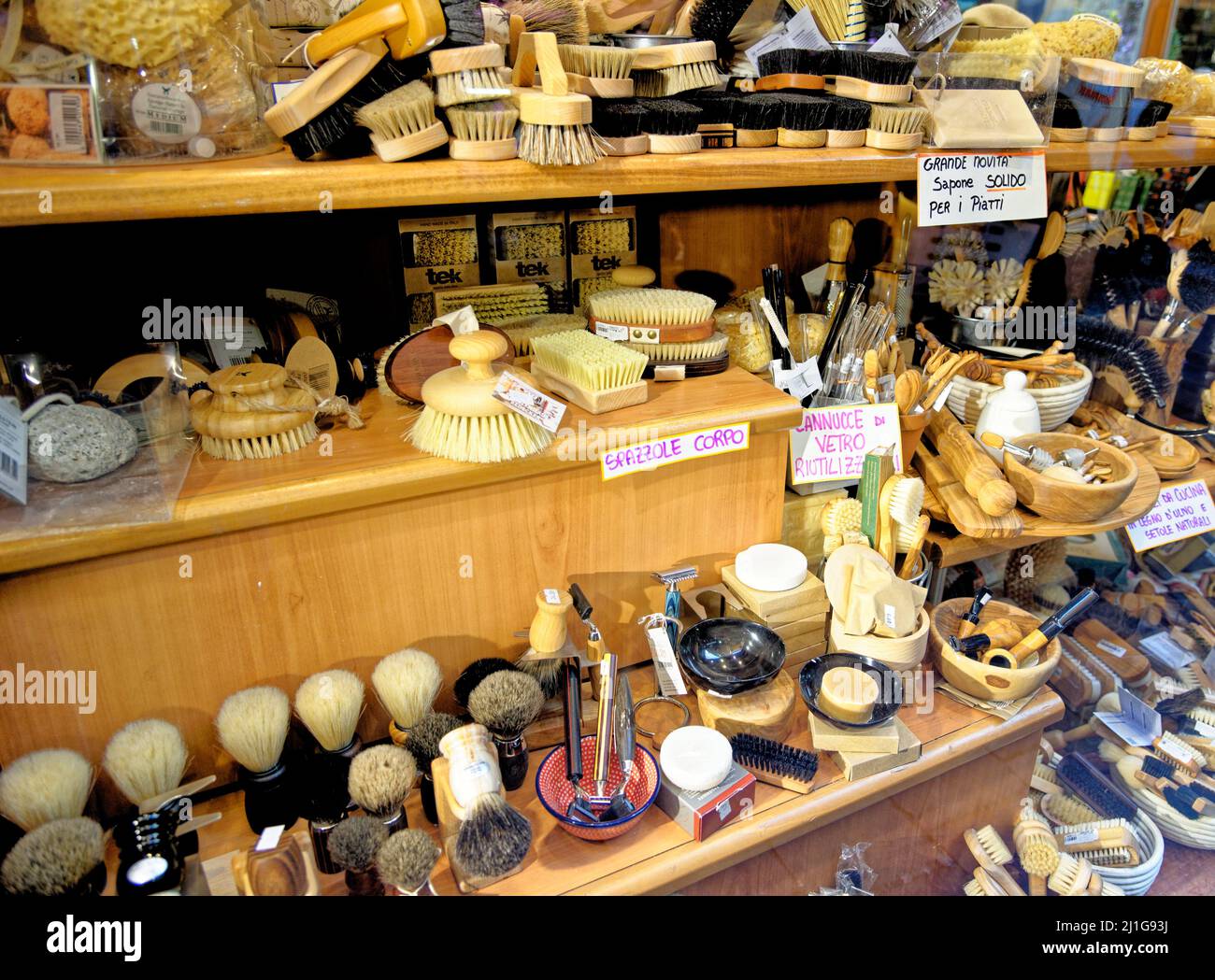 BOLOGNA, ITALIE - 5th de Mars 2022: Exposition italienne vintage de brossettes avec des outils de rasage en bois à vendre, exposés sur la fenêtre de la boutique. Ancien sch Banque D'Images