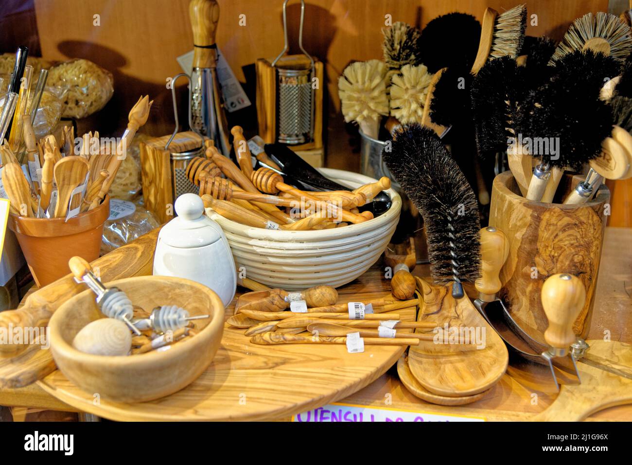 BOLOGNA, ITALIE - 5th de Mars 2022: Exposition italienne vintage de brossettes avec des outils de rasage en bois à vendre, exposés sur la fenêtre de la boutique. Ancien sch Banque D'Images