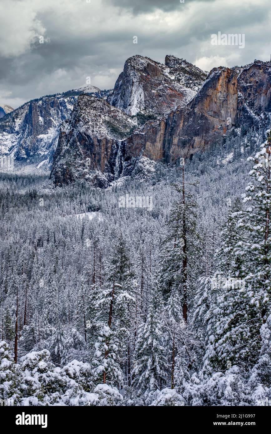 Vue verticale de la vallée de Yosemite avec la cathédrale de Spires et Bridalveil tombe en hiver après une tempête de neige Banque D'Images