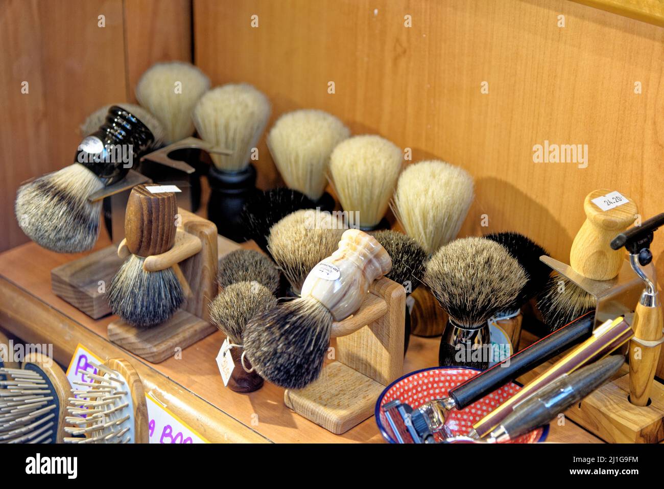 BOLOGNA, ITALIE - 5th de Mars 2022: Exposition italienne vintage de brossettes avec des outils de rasage en bois à vendre, exposés sur la fenêtre de la boutique. Ancien sch Banque D'Images
