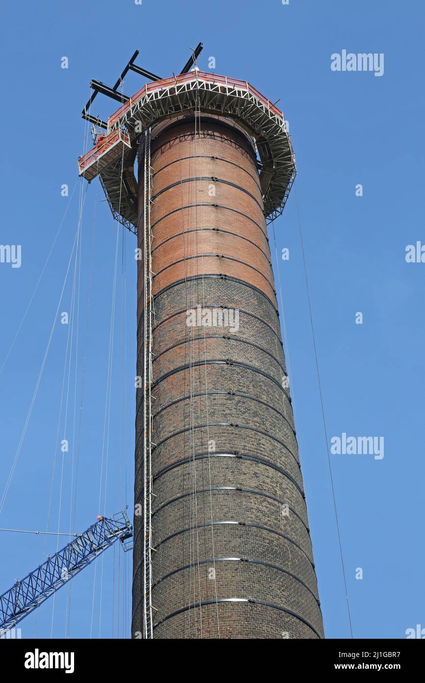 Portique d'échafaudage et berceaux suspendus sur les cheminées de la centrale électrique Lotts Road, Londres, Royaume-Uni. Bâtiment en cours de rénovation pour créer des appartements de luxe. Banque D'Images