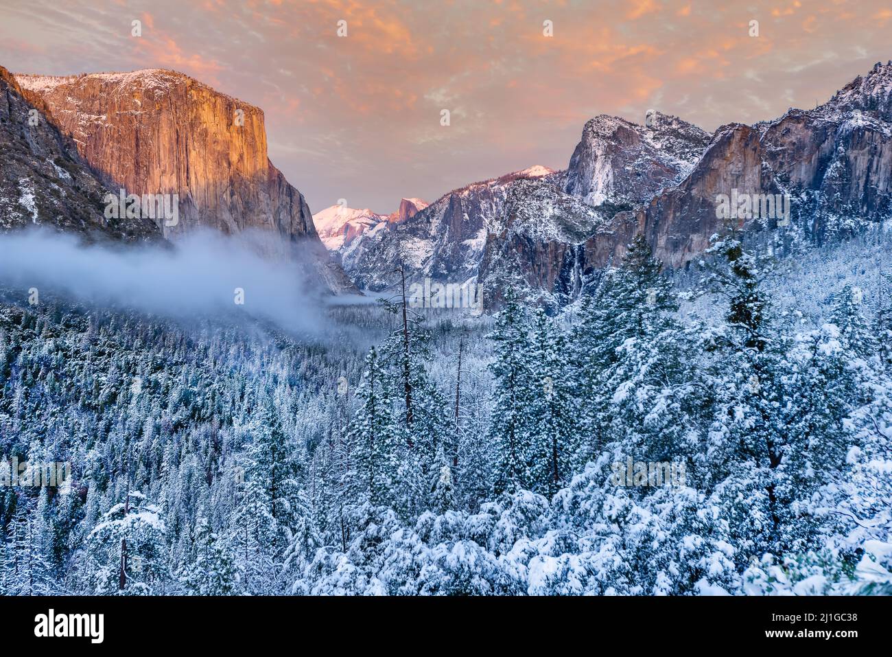 Vue sur la vallée de Yosemite en hiver après une tempête de neige au coucher du soleil, parc national de Yosemite Banque D'Images