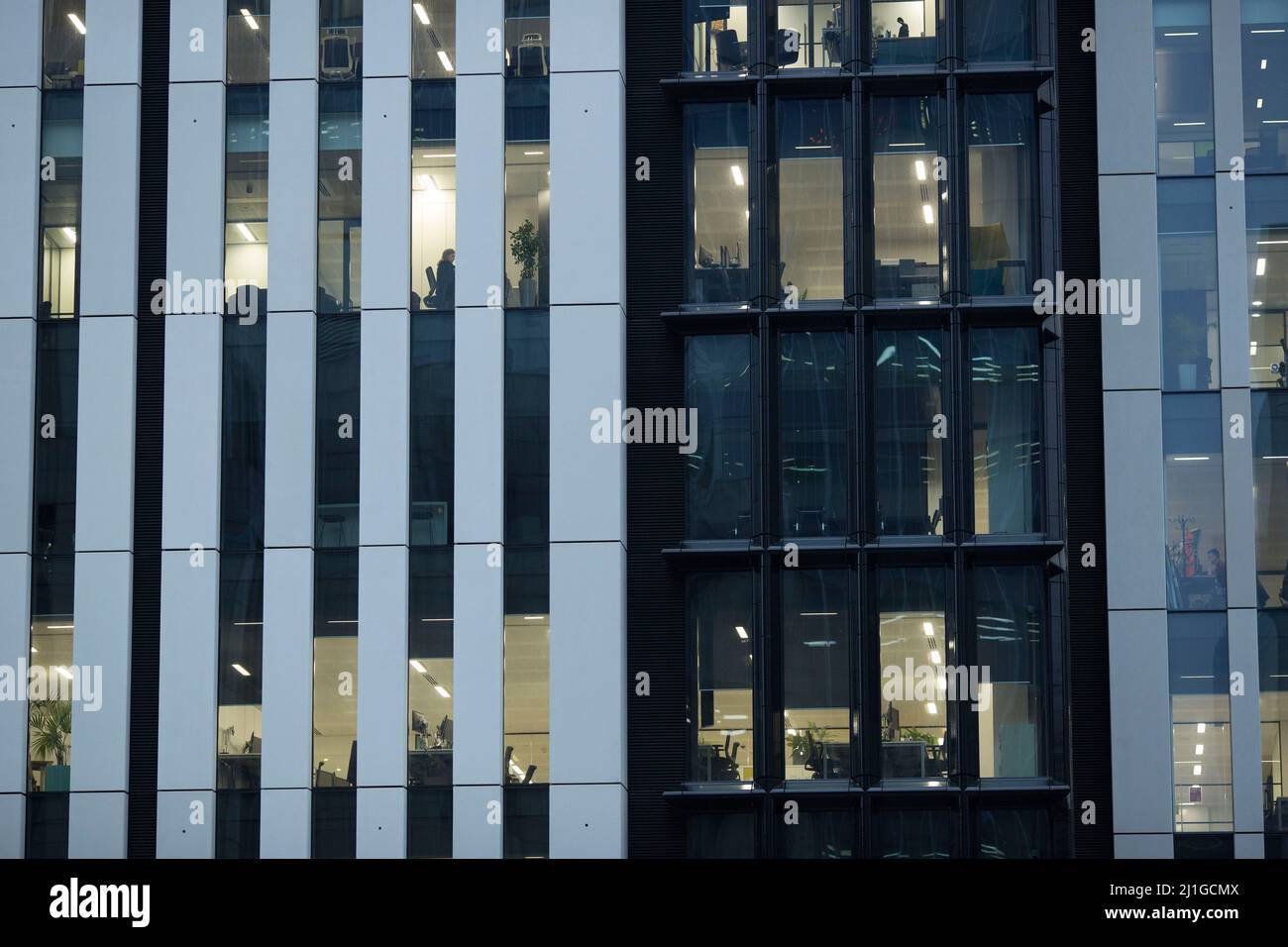 Les travailleurs sont vus dans certaines pièces d'un immeuble de bureaux de la ville de Londres le matin, alors que le guidage du travail à domicile a été supprimé la semaine dernière en Angleterre. Banque D'Images