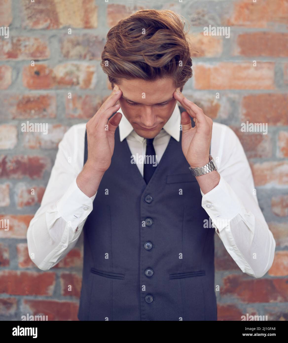 Il faut se détendre. Photo d'un jeune homme bien habillé qui a l'air stressé. Banque D'Images