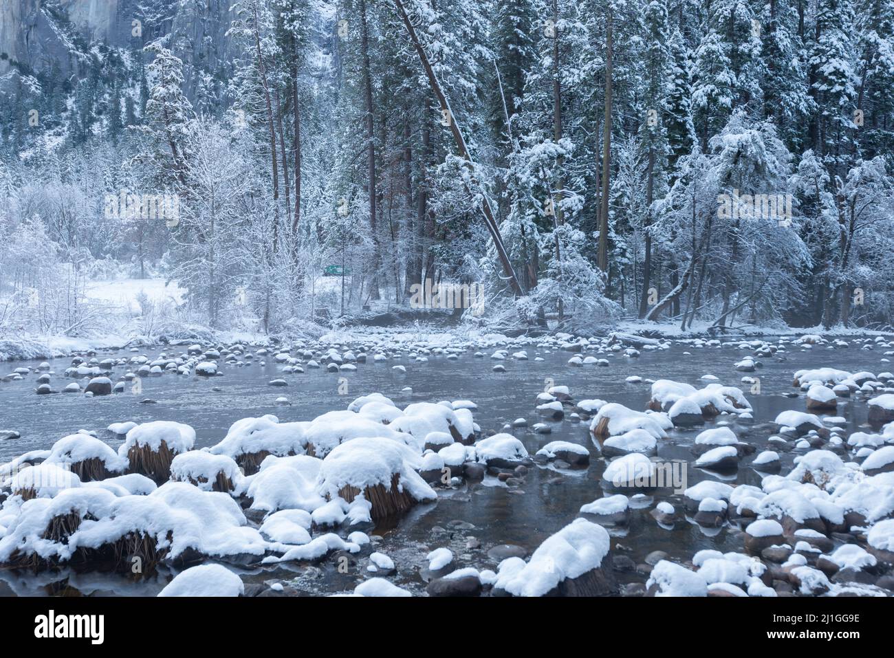 La Merced River juste après une tempête de neige, le parc national de Yosemite Banque D'Images