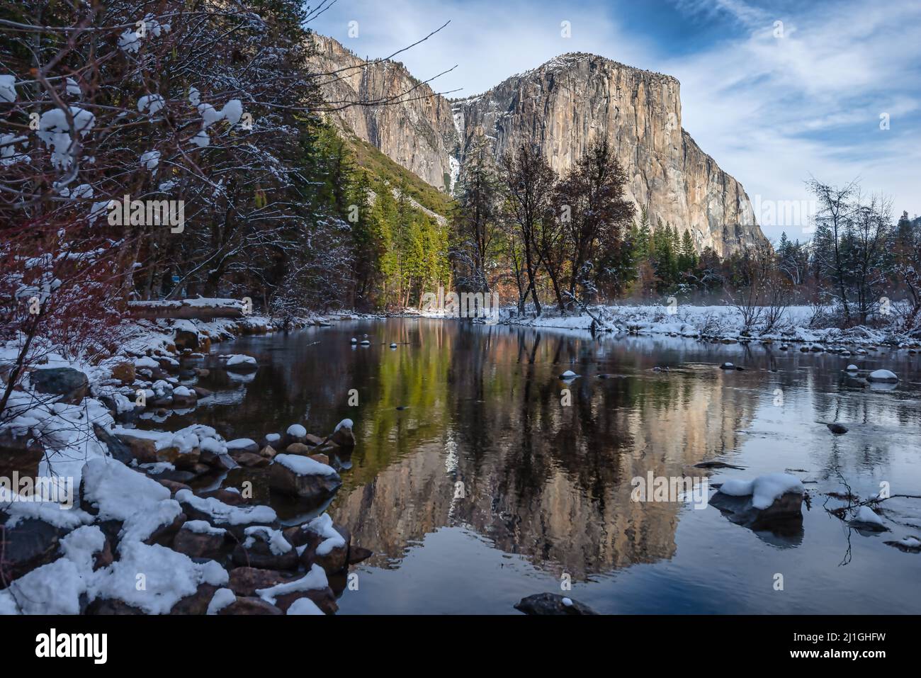 La célèbre montagne d'El Capitan se reflète sur la Merced River en hiver, dans le parc national de Yosemite Banque D'Images
