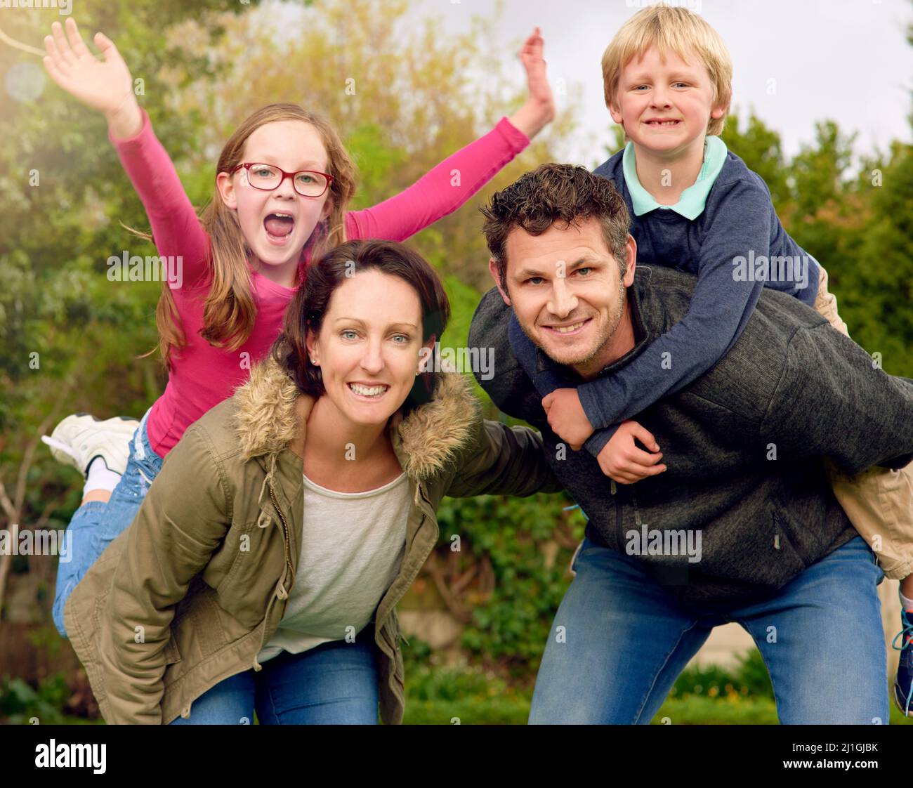 Nous adorons les week-ends en famille. Portrait d'une jeune famille debout ensemble. Banque D'Images