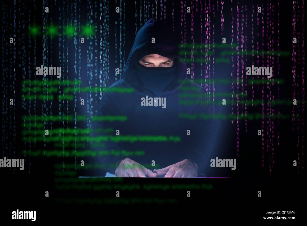 Pirate essayant de craquer les mots de passe et de violer la sécurité d'Internet. Alarme anti-hameçonnage Banque D'Images