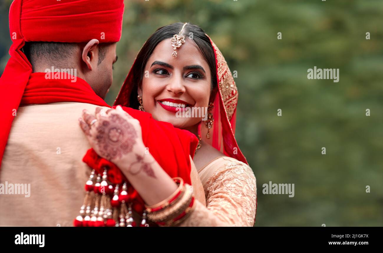J'ai épousé mon roi. Photo rognée d'un jeune couple hindou le jour de leur mariage. Banque D'Images