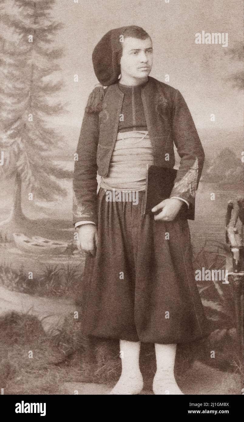 Portrait vintage d'un zouave algérien (zoaaf), debout avec livre à la main. Réserve de régiment foto. France, 1870-1900 les Zouaves étaient une classe de lumière Banque D'Images