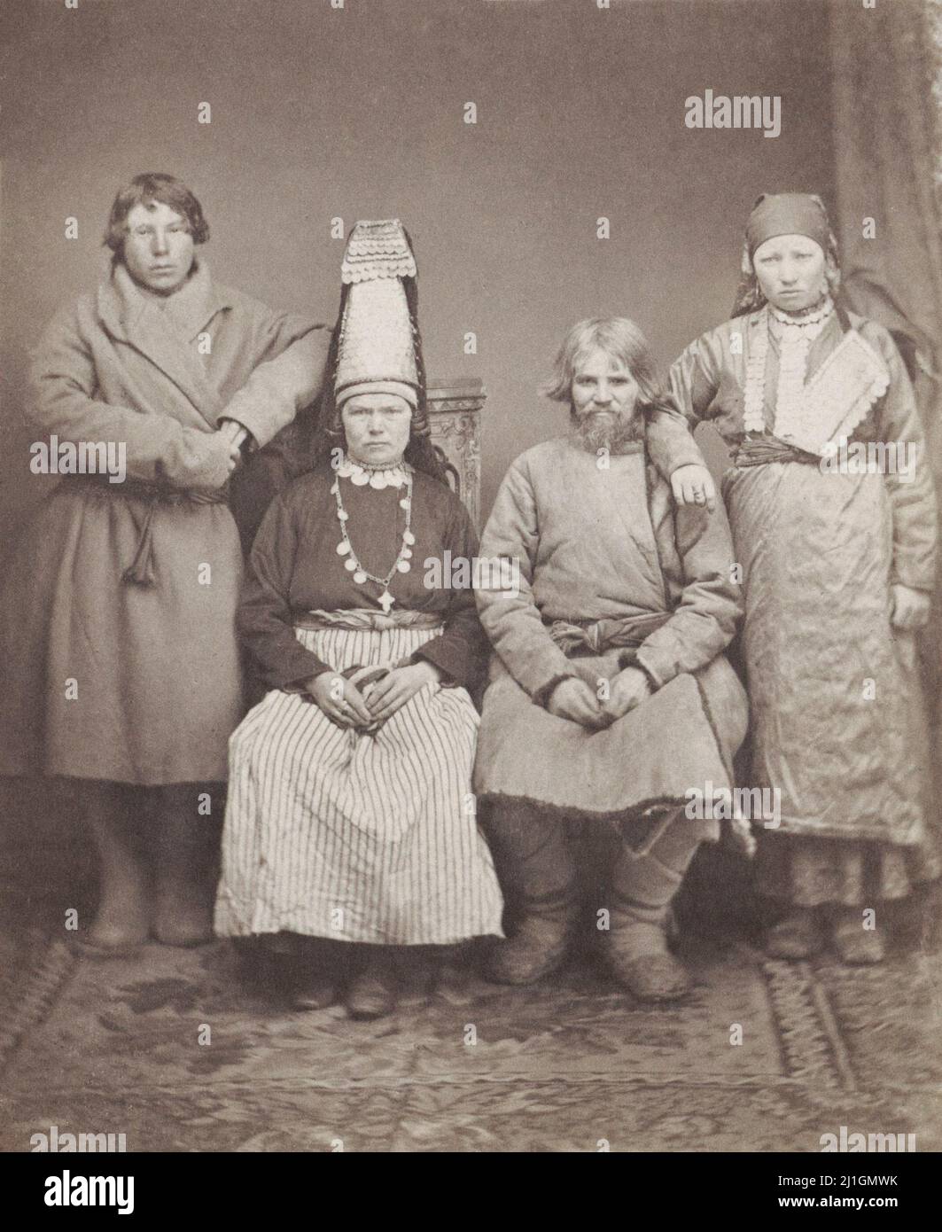 Photo d'époque d'une famille de paysans de Nijni Novgorod en vêtements traditionnels. Empire russe. 1880-1890 Banque D'Images