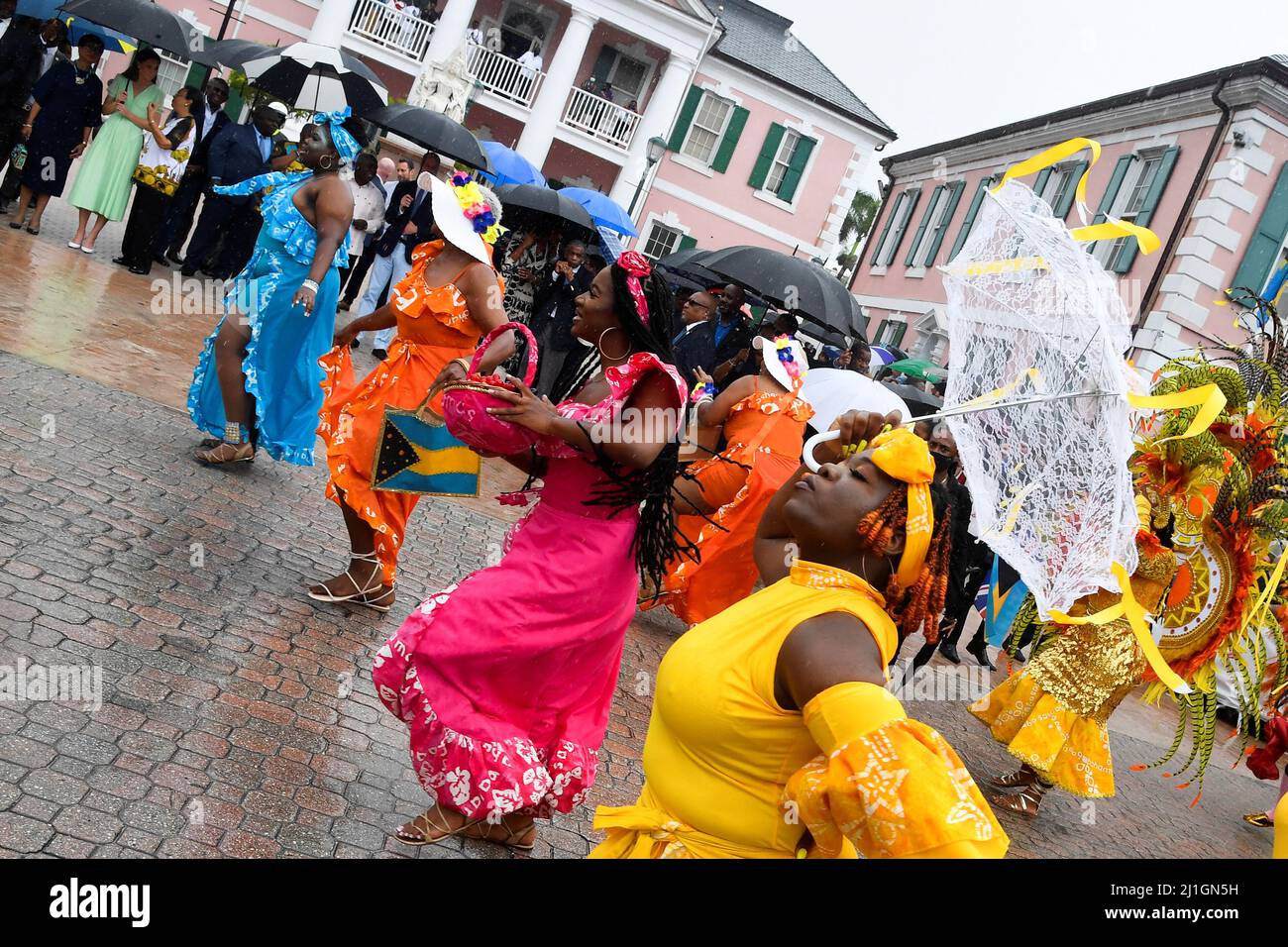 Les artistes célèbrent et défilent lors d'une célébration traditionnelle du Junkanoo bahamien, le septième jour de la tournée du duc et de la duchesse de Cambridge dans les Caraïbes au nom de la Reine pour marquer son Jubilé de platine. Date de la photo : vendredi 25 mars 2022. Banque D'Images