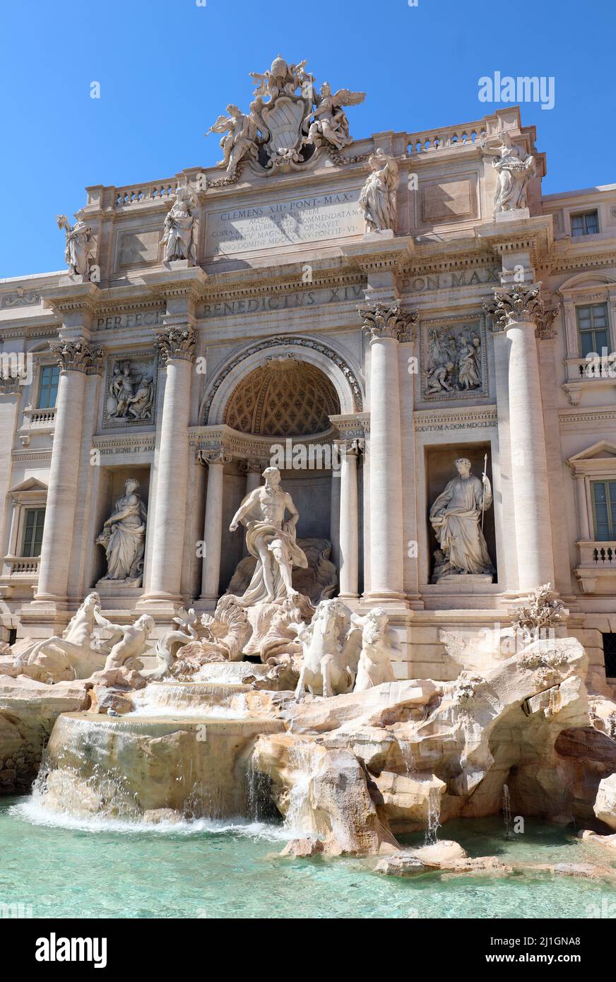 Célèbre fontaine de Trevi avec la statue du Dieu Neptune dans la ville de Rome capitale de l'Italie Banque D'Images