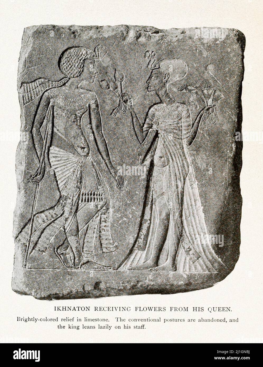 Égypte ancienne. Le Nouveau Royaume (1549–1069 av. J.-C.). 1912 Ikhnaton reçoit des fleurs de sa reine Banque D'Images