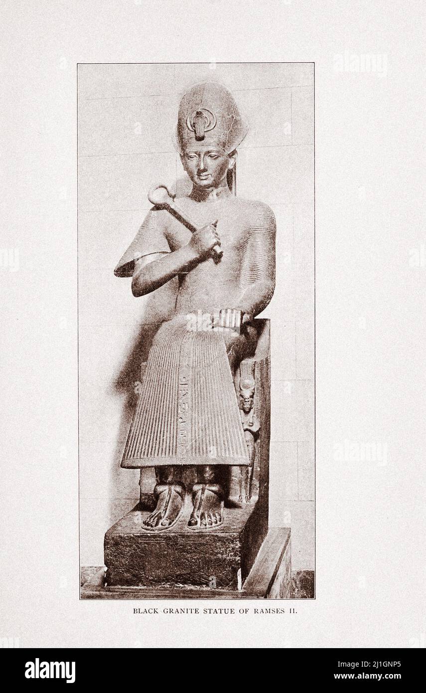 Égypte ancienne. Le Nouveau Royaume (1549–1069 av. J.-C.). Illustration de la statue en granit noir de Ramses II en 1912 Banque D'Images
