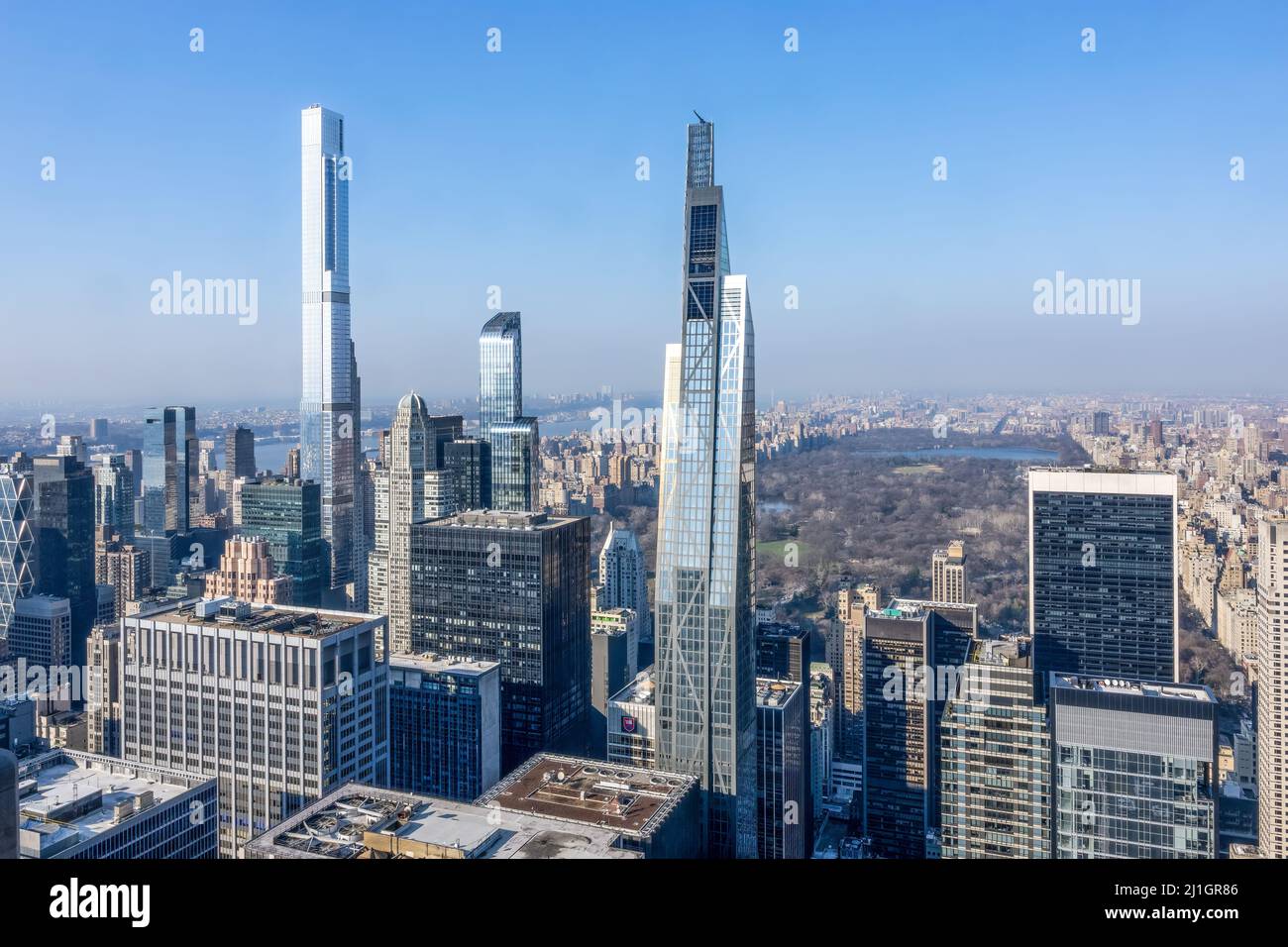 New York, États-Unis, 16March 2022. Les nouvelles tours ultrahautes et minces, les bâtiments élancés ou « crayons » qui surplombent Central Park changent la nyline de Manhattan Banque D'Images