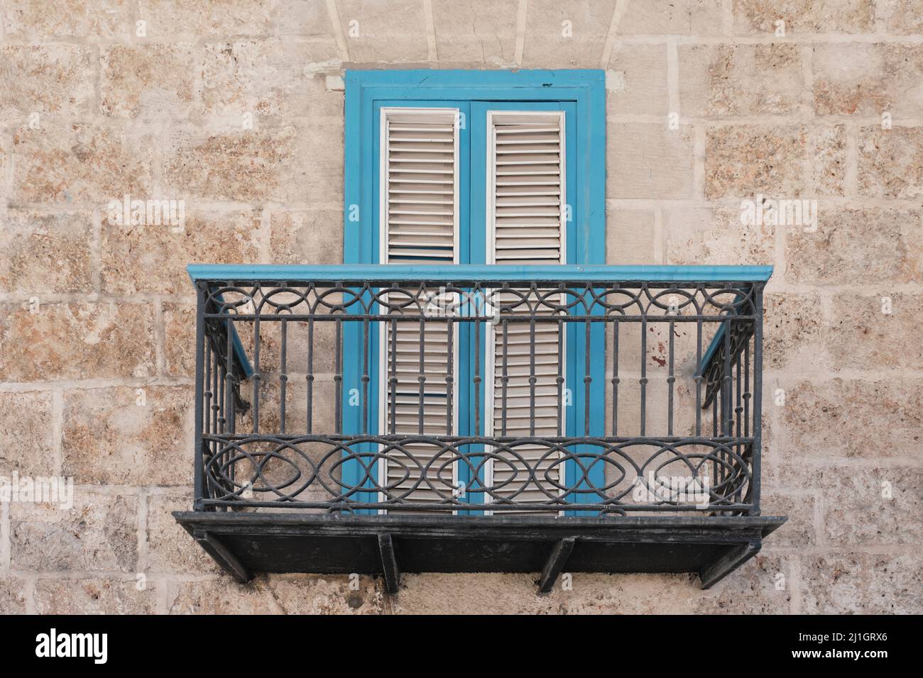 Balcon typique de style baroque cubain dans la vieille Havane, Cuba. Rampes en bois, porte avec stores en bois Banque D'Images