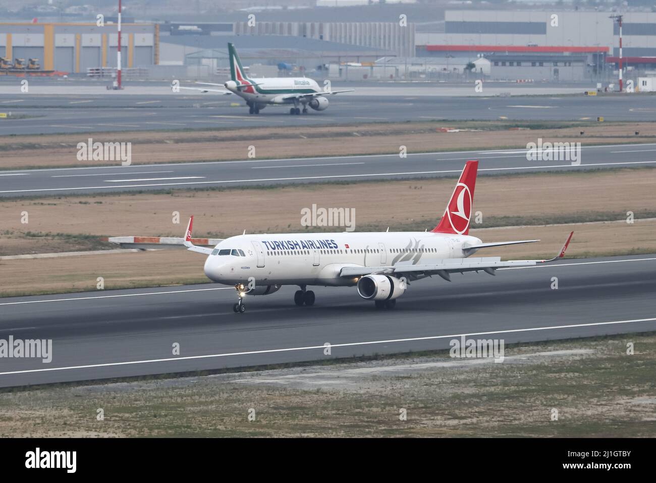 ISTANBUL, TURQUIE - 15 SEPTEMBRE 2021 : Turkish Airlines Airbus 321-231 (CN 5633) débarquant à l'aéroport international d'Istanbul. Banque D'Images