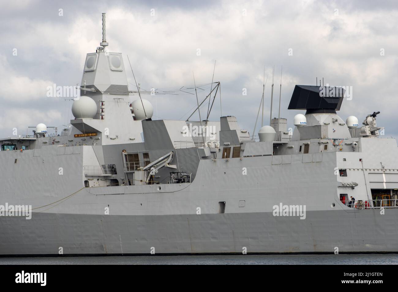 PLYMOUTH, DEVON, Royaume-Uni - 16 OCTOBRE 2021 gros plan de la frégate de défense et de commandement HNLMS de Zeven Provinciën (F802) en service avec la Royal Netherlands Banque D'Images