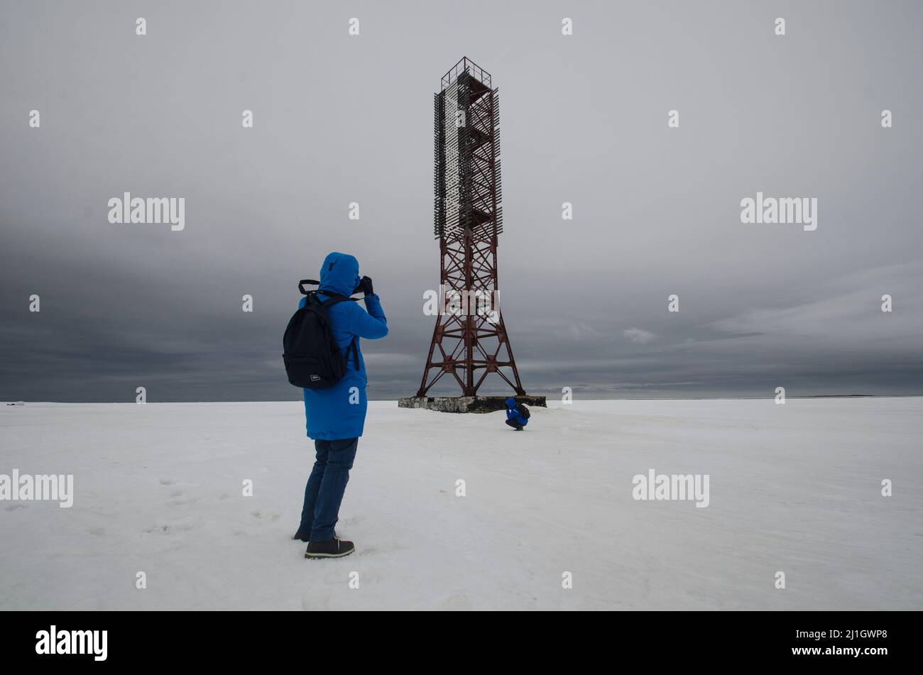 Porte-phare et petites personnes. Randonnée en hiver. Expédition dans l'Arctique Banque D'Images