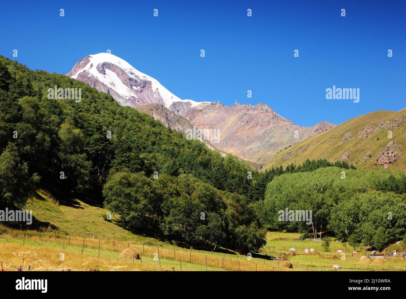 Vue sur les montagnes du Caucase et le village de Stepantsminda près du village de Kazbegi - Gergeti. Géorgie, Europe. Le monde de la beauté. Banque D'Images