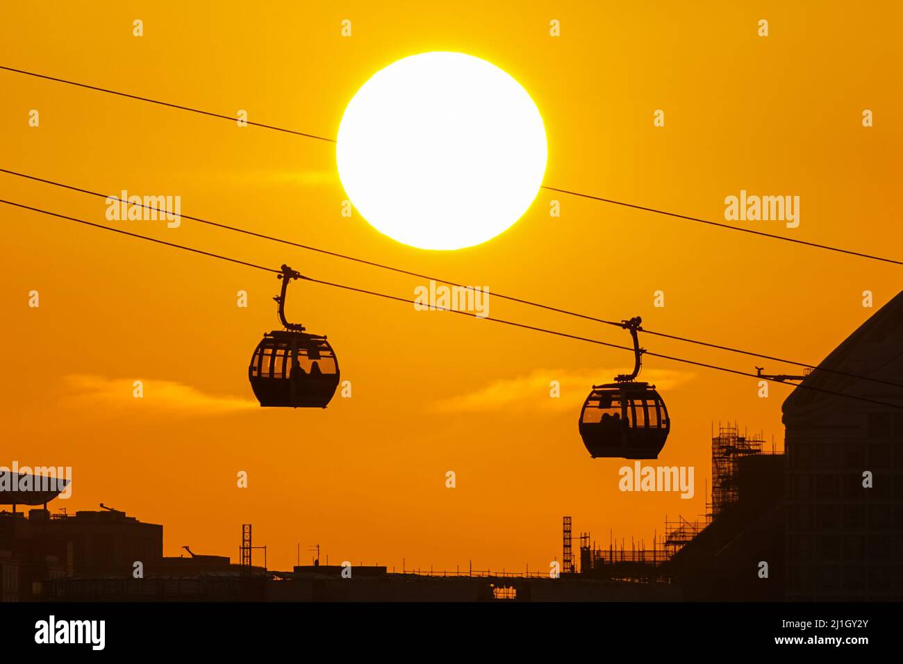 Le soleil se cache derrière le téléphérique d'IFS Cloud à Londres, Angleterre, Royaume-Uni Banque D'Images