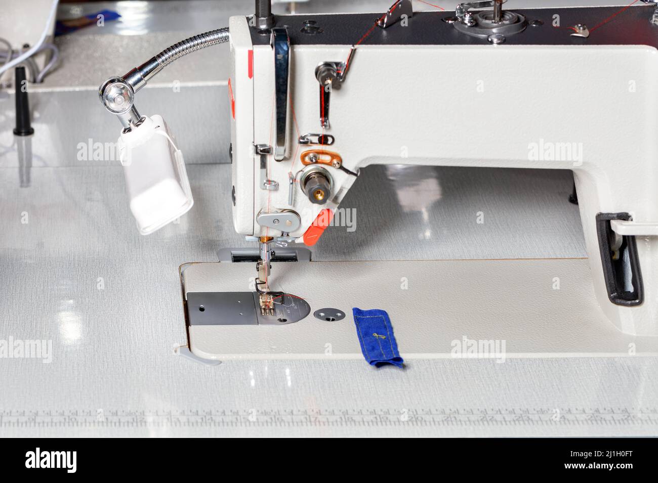 Machine à coudre moderne pour coudre des vêtements. La partie de travail de la machine à coudre en gros plan. Copier l'espace. Banque D'Images