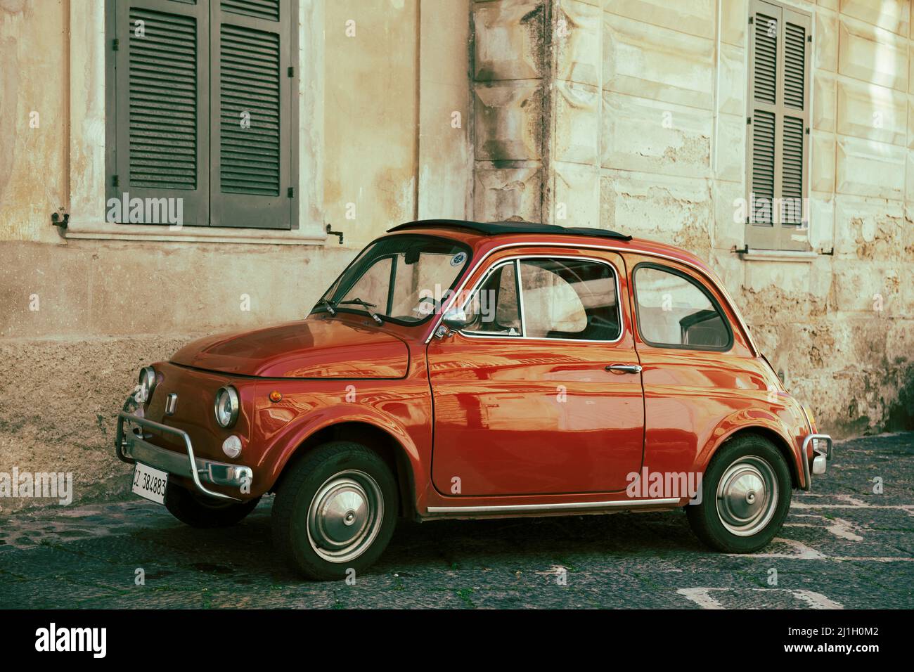 Voiture ancienne rouge Vintage Fiat Cinquecento (500) garée dans la ville italienne Banque D'Images