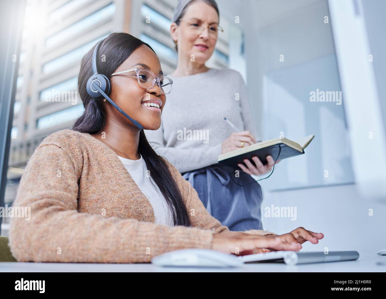 Je suis très satisfait de vos progrès jusqu'à présent. Photo d'une jeune femme d'affaires parlant son cadre supérieur dans son bureau. Banque D'Images