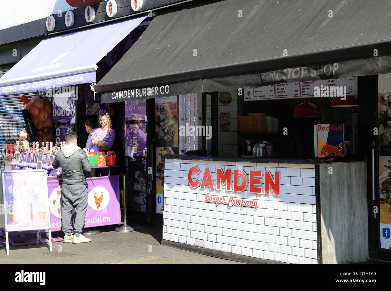 Restaurants colorés sur le célèbre marché de Camden, dans le nord de Londres, au Royaume-Uni Banque D'Images