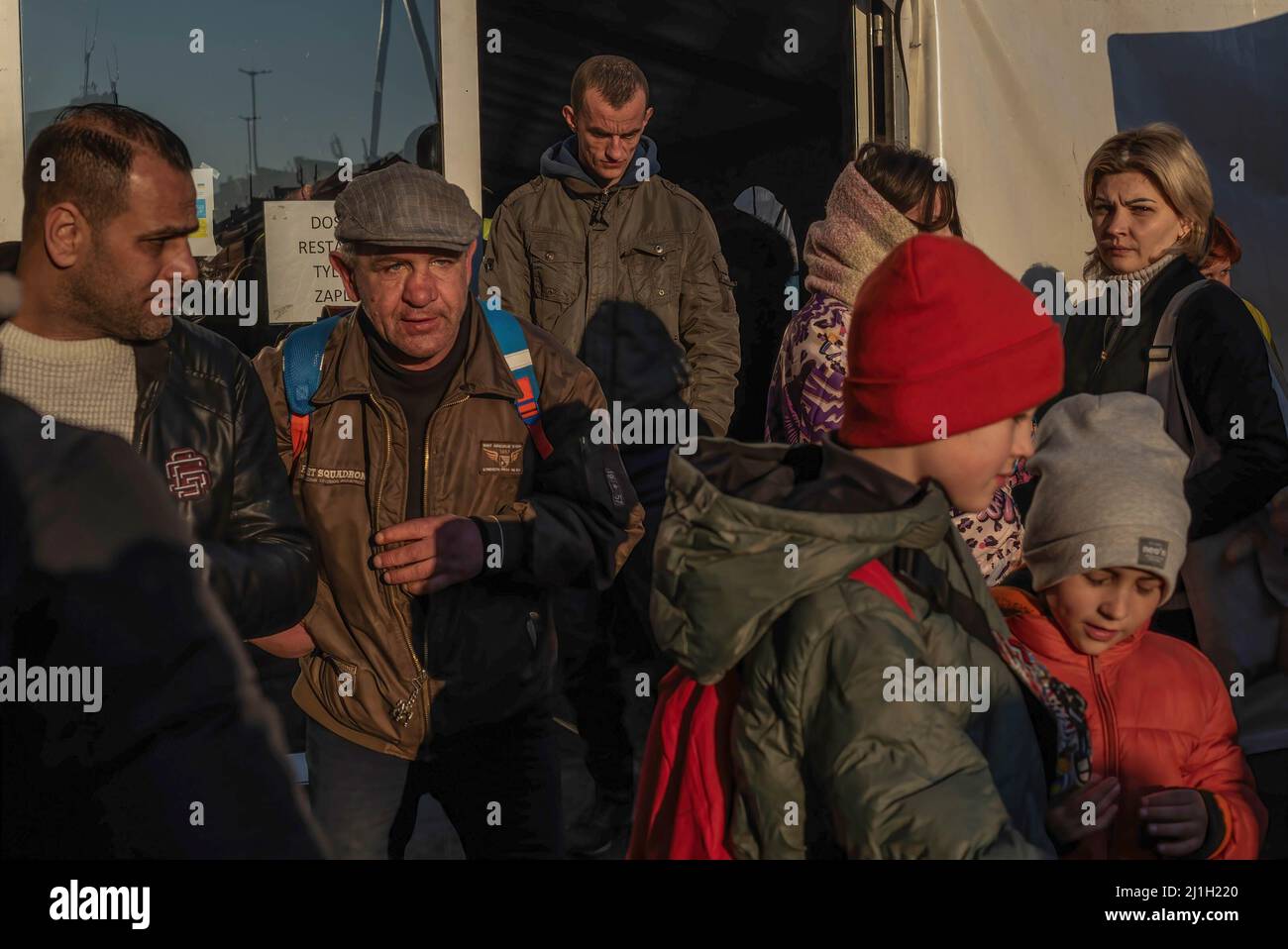 Pologne. 13th mars 2022. Un groupe de personnes vu à l'extérieur de la gare centrale de Varsovie. Principal point d'accès à la Pologne, la gare principale de Przemy?l près de la frontière de Medyka reçoit un grand nombre de réfugiés qui viennent en bus vers Varsovie et Cracovie en train. Chaque jour, des bénévoles fournissent de l'aide et de la nourriture. (Photo de Natalia Campos/SOPA Images/Sipa USA) crédit: SIPA USA/Alay Live News Banque D'Images