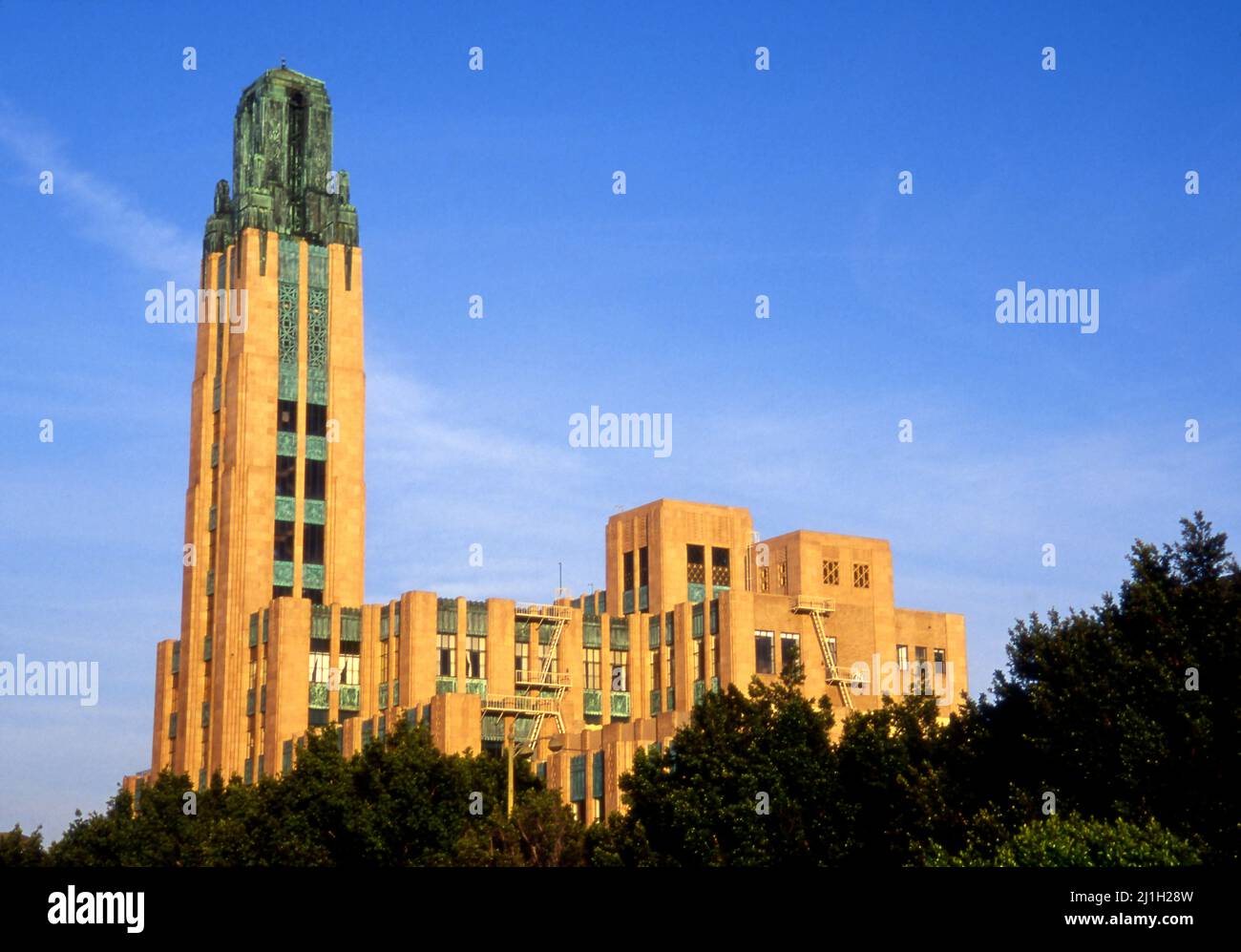 Le bâtiment Wilshire de style Art déco classique, situé sur Wilshire Blvd., dans le centre-ville de Los Angeles, abritait autrefois un grand magasin haut de gamme et abrite maintenant la Southwestern Law School. Banque D'Images