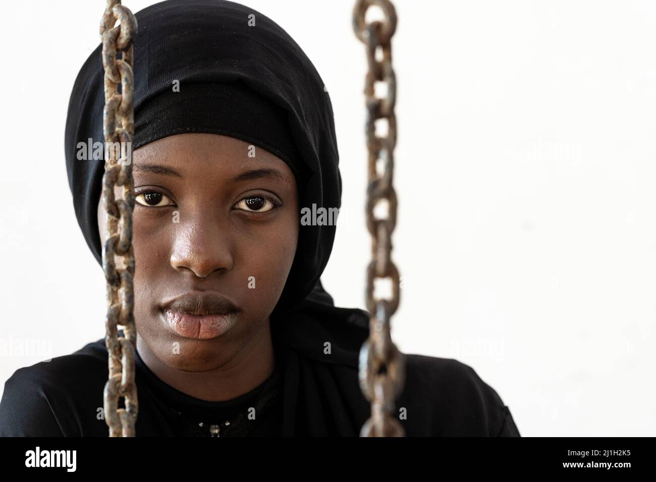 Découragé Sad African Young Girl préoccupée par son destin.mariage forcé, droits refusés et traite des êtres humains questions. Banque D'Images