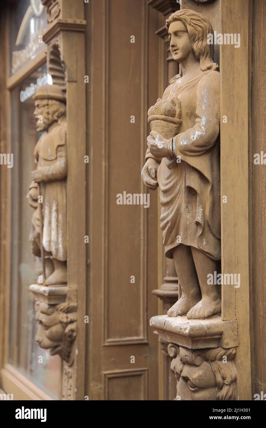 Figure en bois à la Krummelsches Haus à Wernigerode, Saxe-Anhalt, Allemagne Banque D'Images