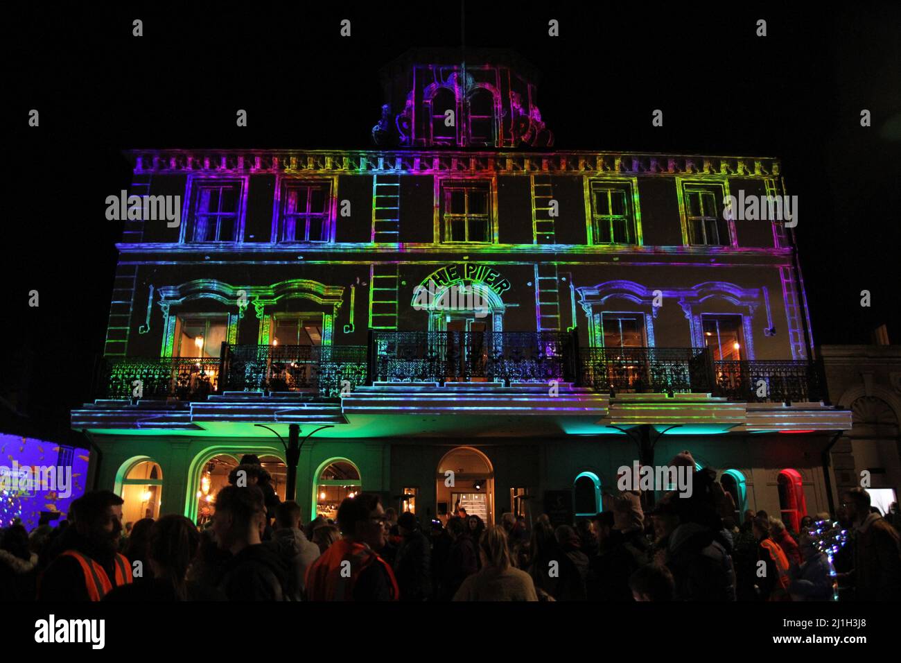 Harwich, Royaume-Uni. 25th mars 2022. L'hôtel Pier s'allume dans le cadre du festival Harwich illuminer célébrant l'histoire de Harwich. Crédit : Eastern Views/Alamy Live News Banque D'Images