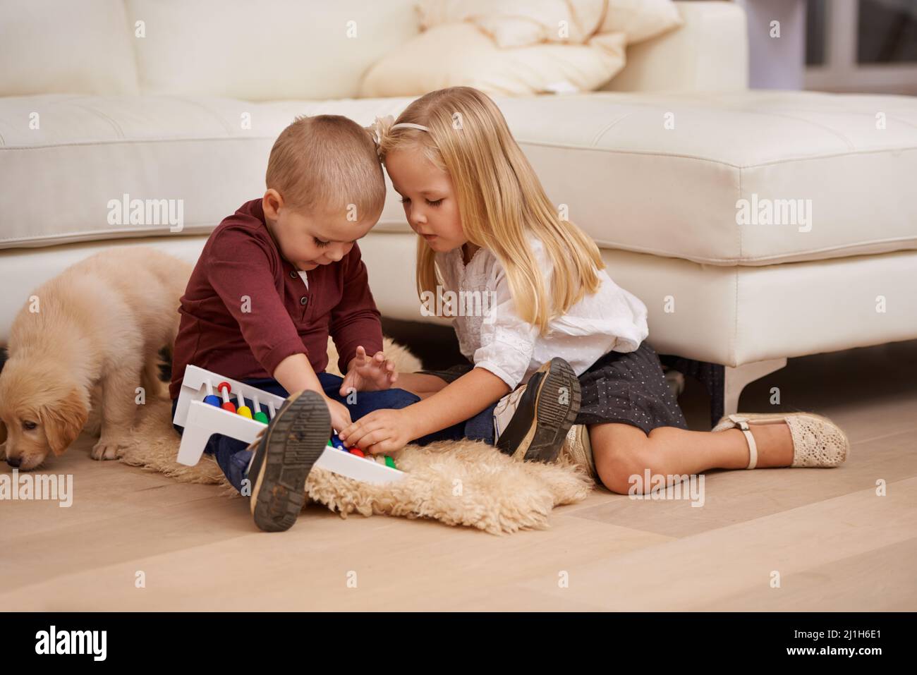 Travaillons sur notre preuve théorique de corde. Deux jeunes enfants jouant avec un abacus. Banque D'Images