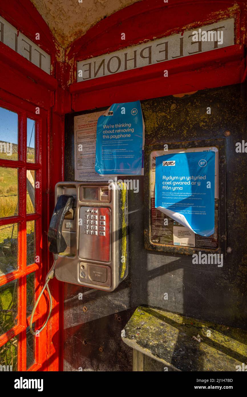 Intérieur de la boîte téléphonique qui a été choisie pour être désaffectée dans le MCG Ystradllyn Snowdonia Banque D'Images