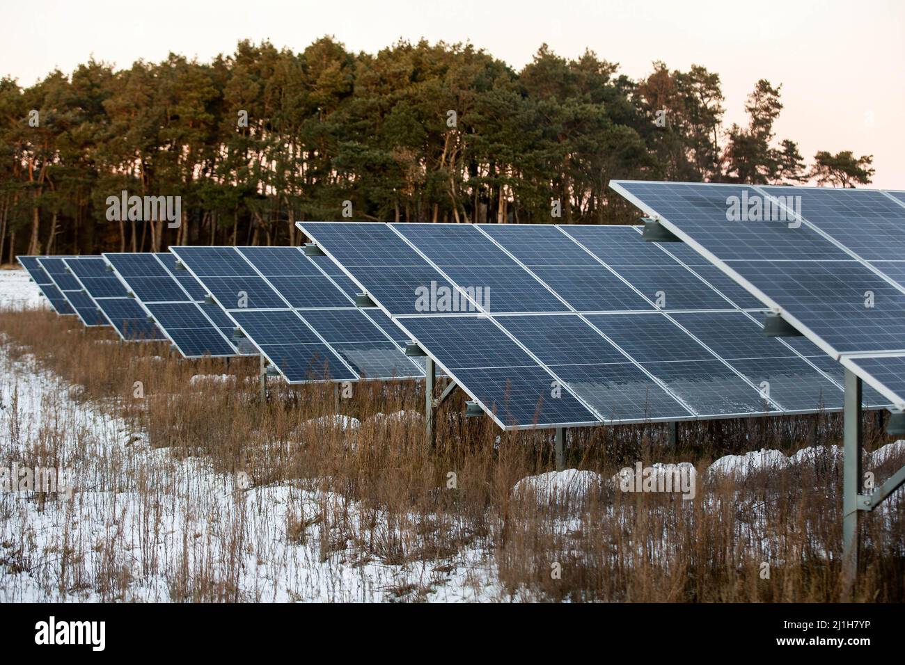 Lakie, Pologne. 25th décembre 2021. Panneaux solaires vus dans une usine de Lakie. Les installations photovoltaïques en Pologne ont battu des records de popularité ces dernières années, tant chez les entrepreneurs que chez les particuliers. Actuellement, la capacité photovoltaïque installée en Pologne est de plus de 8 000 MW. (Photo par Karol Serewis/SOPA Images/Sipa USA) crédit: SIPA USA/Alay Live News Banque D'Images